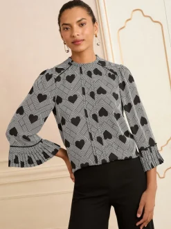 Grijs met hartjesprint - Love & Roses Crew Neck Pleated Flute Sleeve Blouse