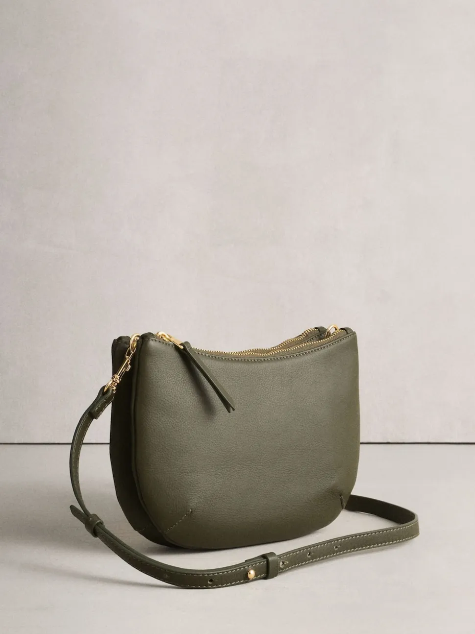 Groen - Leather Scoop Cross-Body Bag