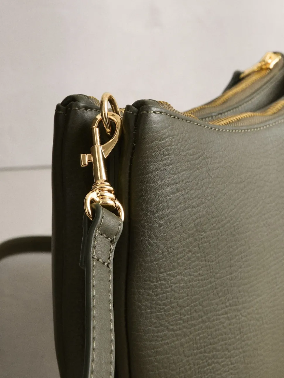 Groen - Leather Scoop Cross-Body Bag