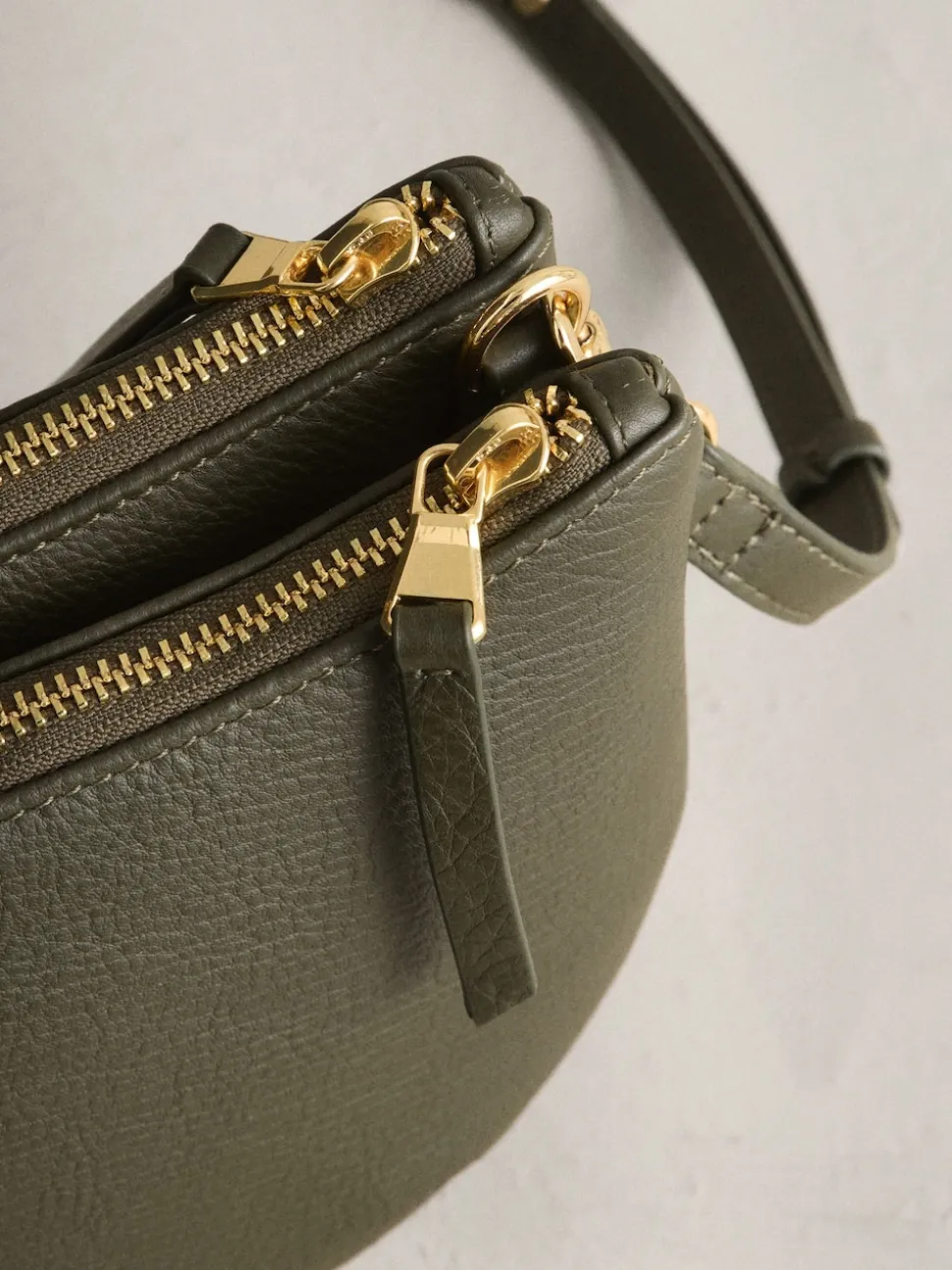Groen - Leather Scoop Cross-Body Bag