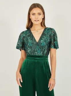 Groen - Yumi jumpsuit met engelmouwen, van fluweel en versierd met lovertjes