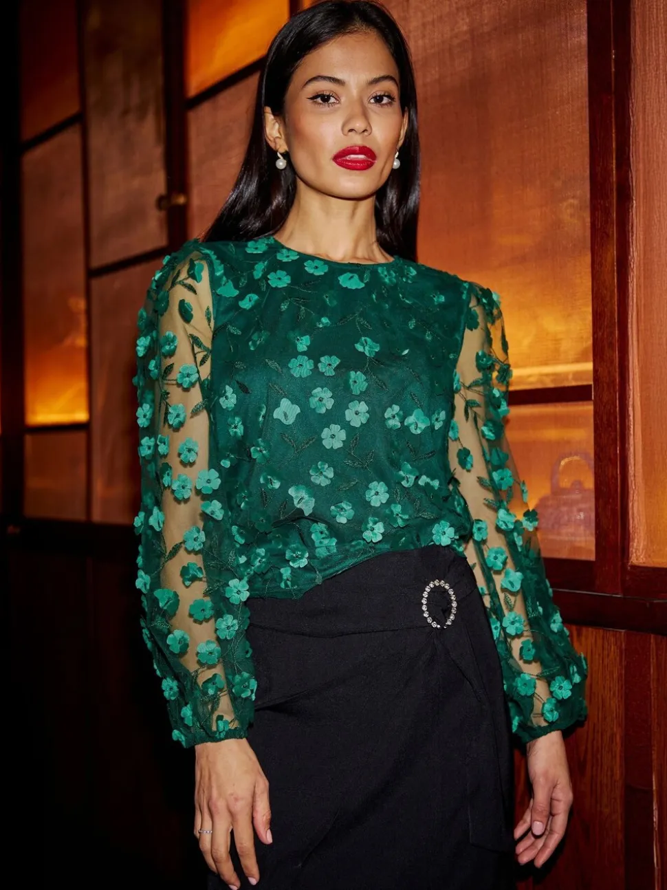 Groen - Yumi Sheer Sleeve Appliqué Flower Top
