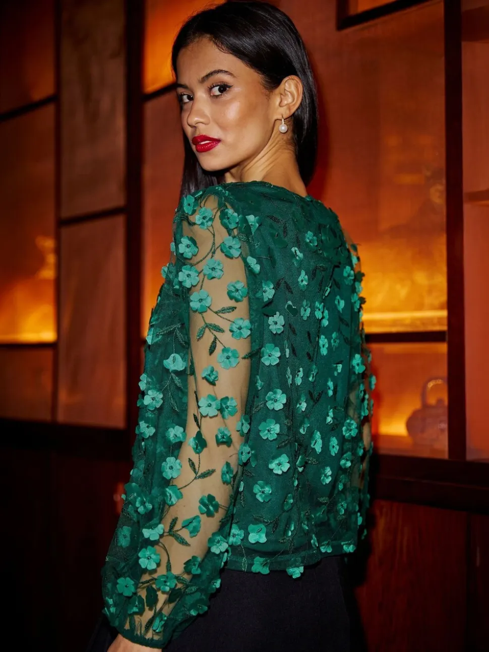 Groen - Yumi Sheer Sleeve Appliqué Flower Top