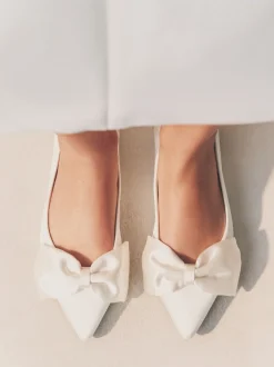 Ivoor - Forever Comfort® bruidsballerina's met strik en puntige neus
