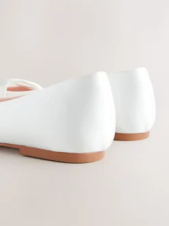 Ivoor - Forever Comfort® bruidsballerina's met strik en puntige neus