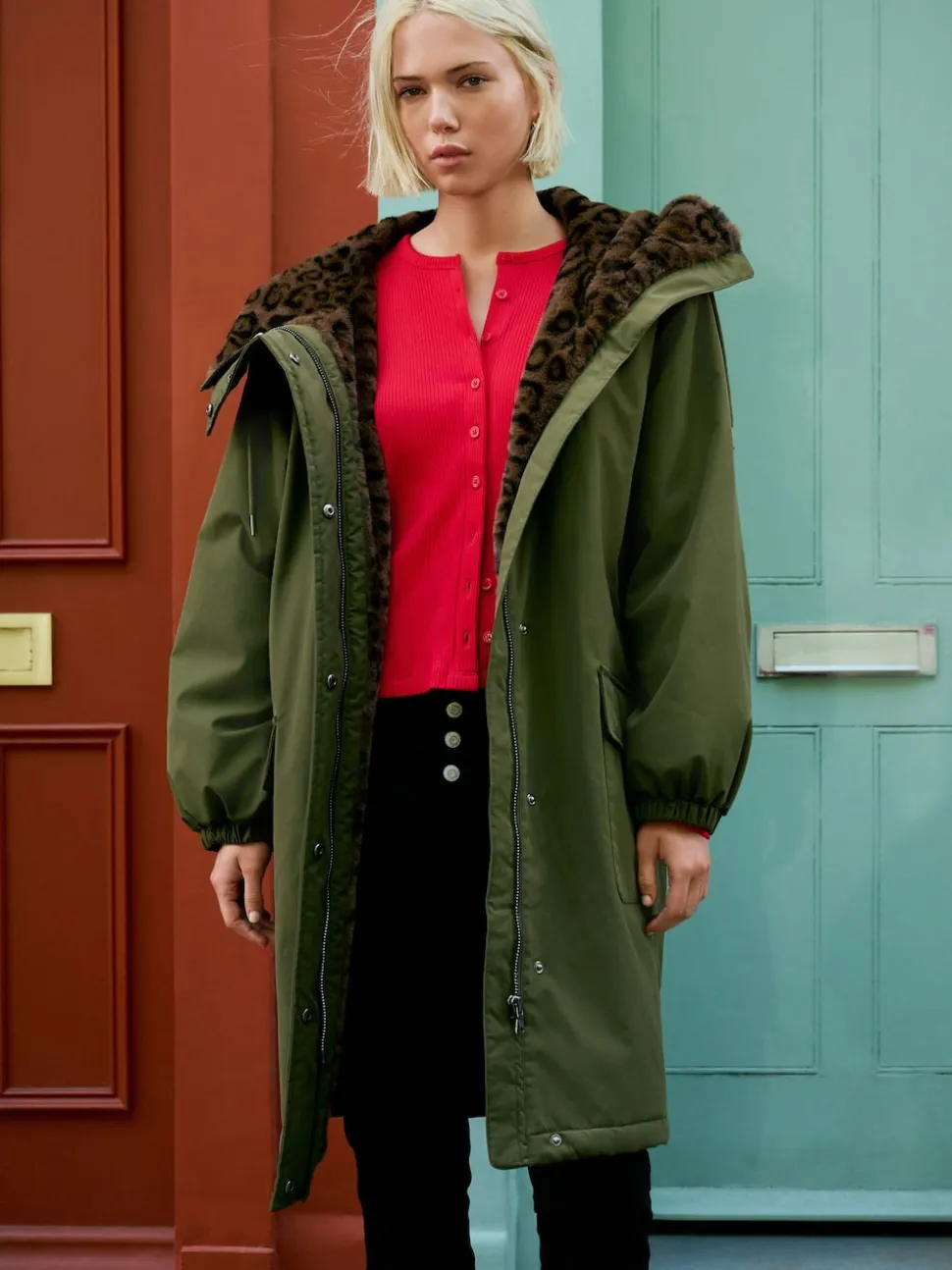 Kakigroen - Parka met imitatiebontvoering met dierenprint