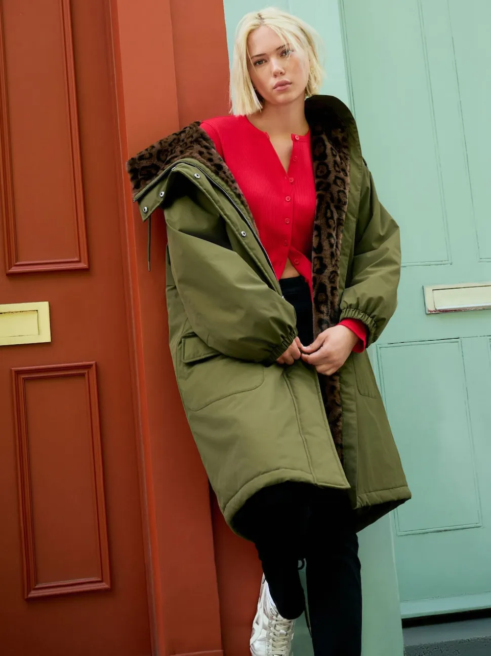 Kakigroen - Parka met imitatiebontvoering met dierenprint