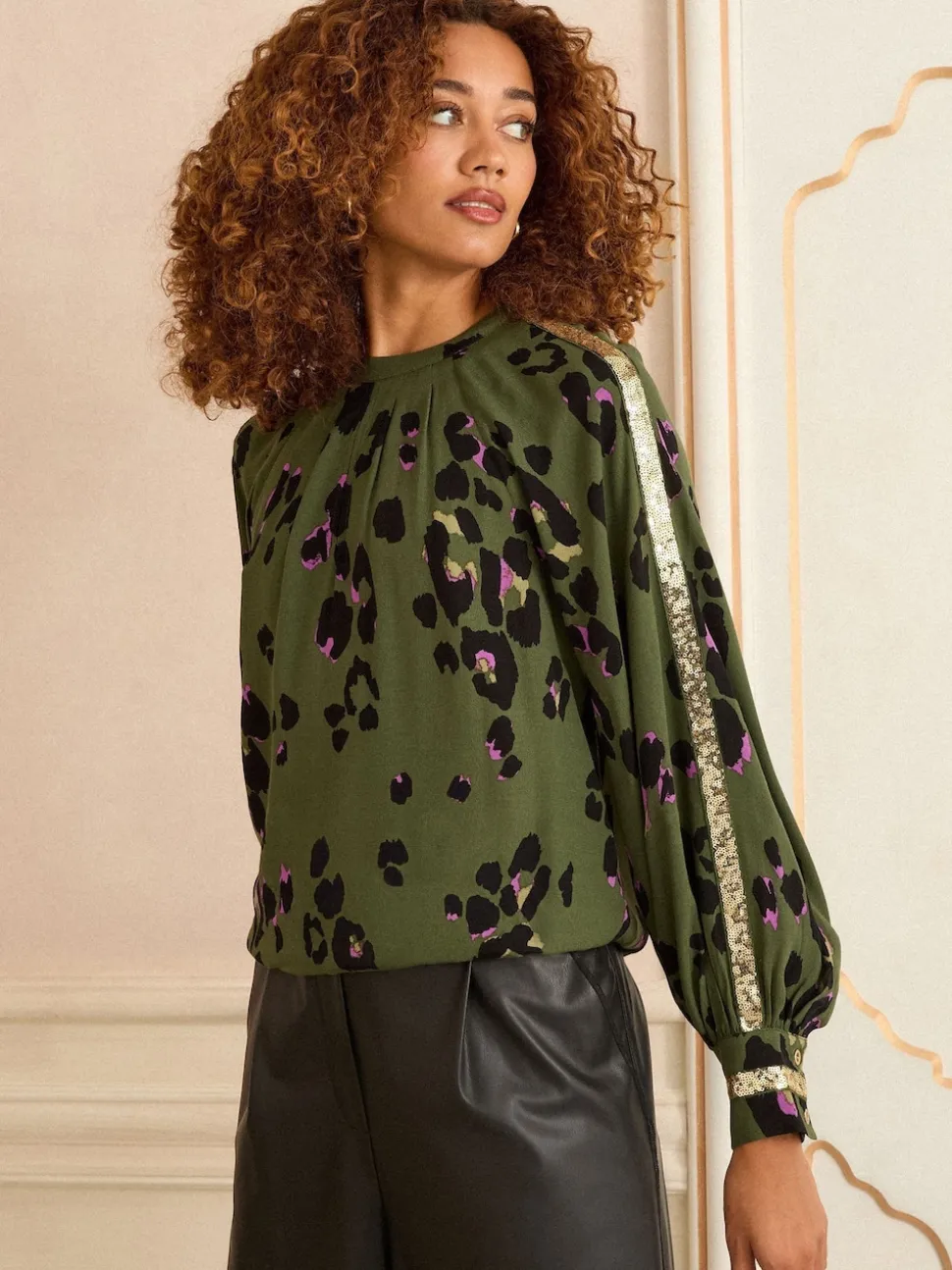 Kakigroen dierenprint - Love & Roses blouse met ronde hals, lange mouwen en paillettenrand