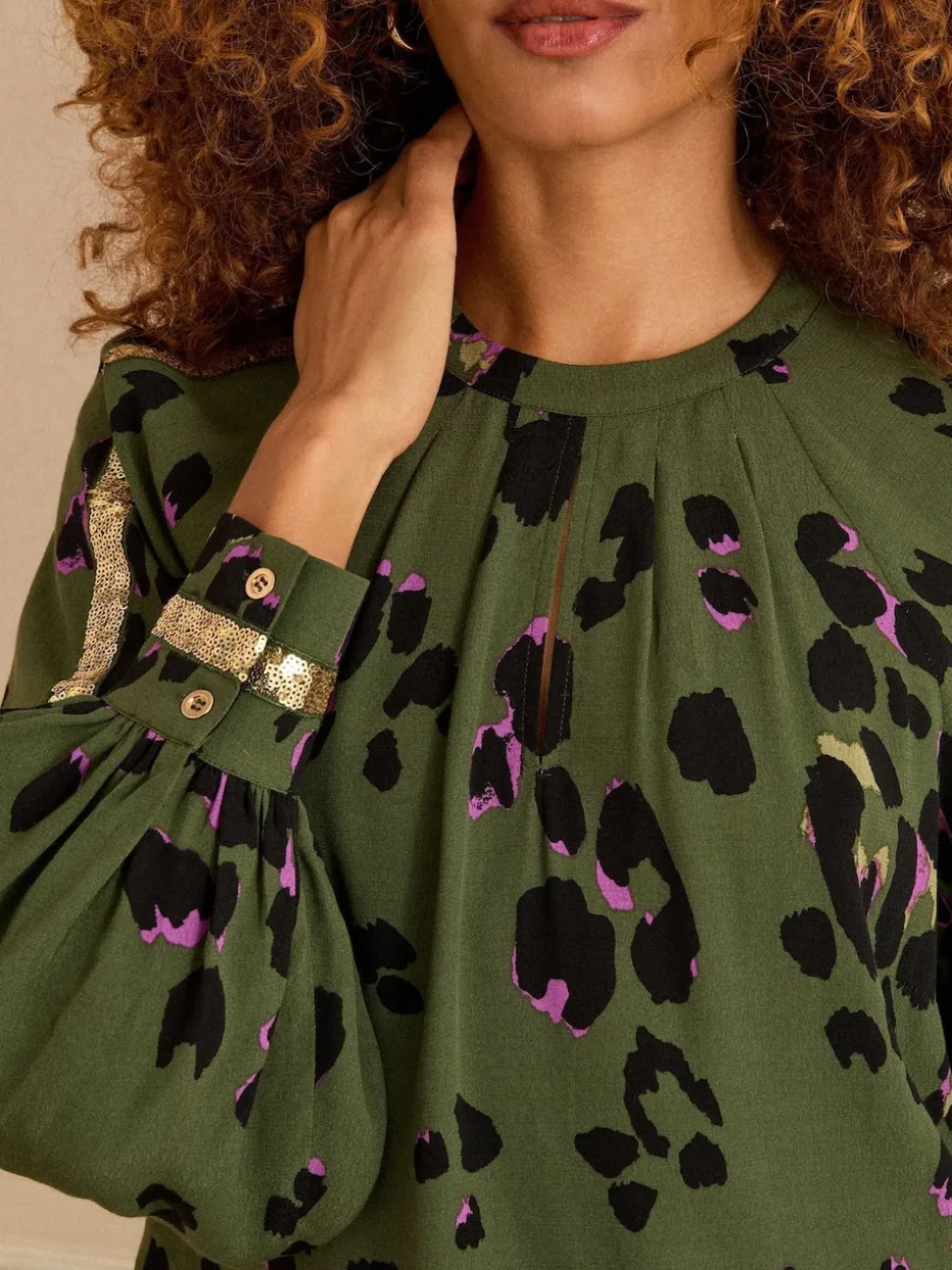 Kakigroen dierenprint - Love & Roses blouse met ronde hals, lange mouwen en paillettenrand
