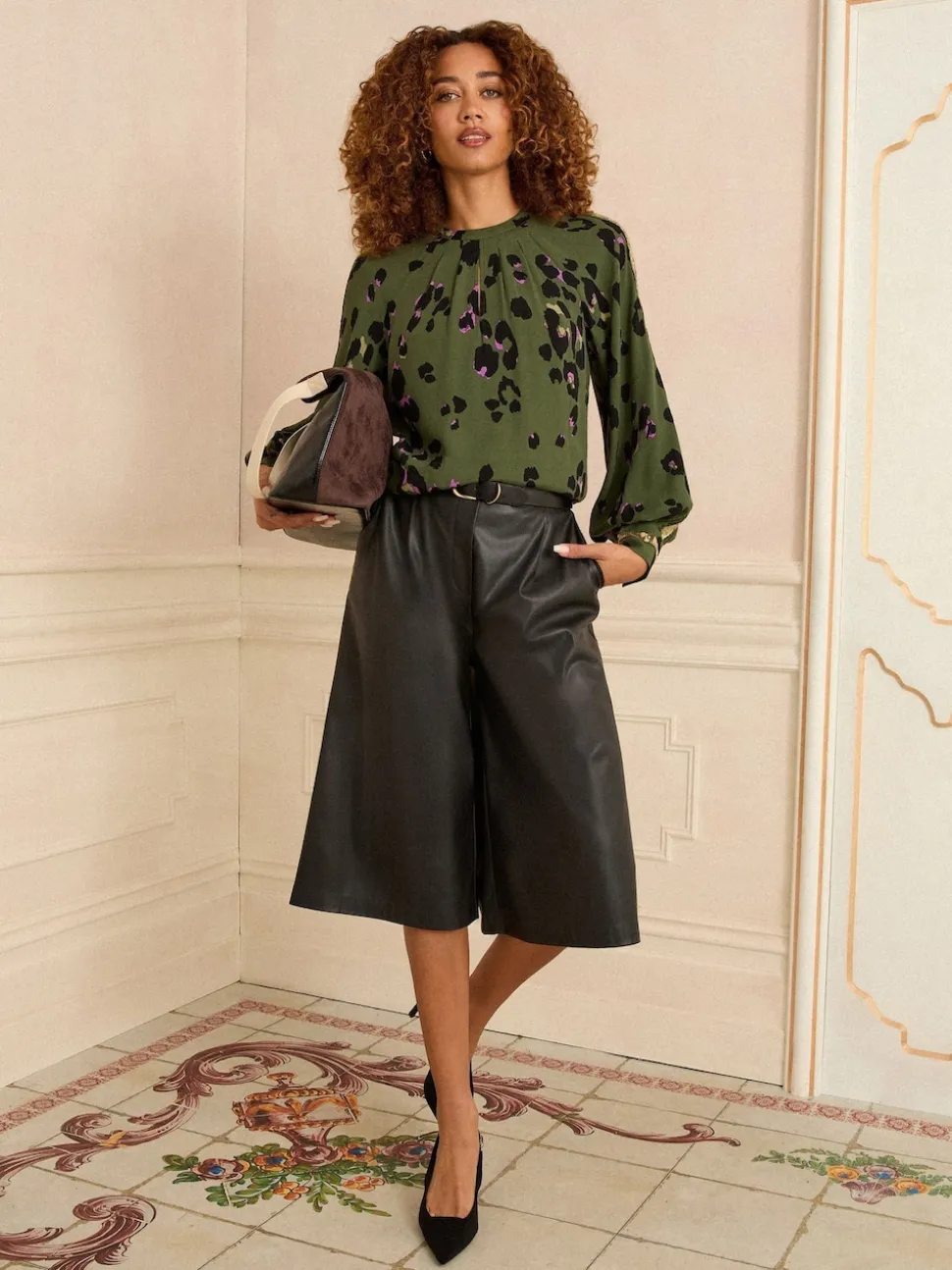 Kakigroen dierenprint - Love & Roses blouse met ronde hals, lange mouwen en paillettenrand