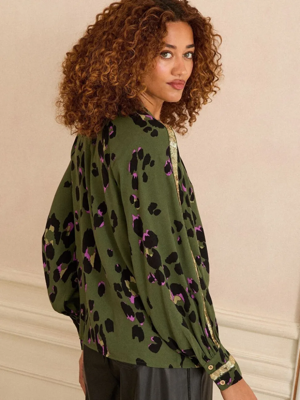 Kakigroen dierenprint - Love & Roses blouse met ronde hals, lange mouwen en paillettenrand