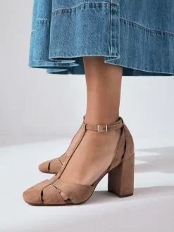 Kameelkleurig suède - Leren schoenen met uitsnijding, T-bandje en blokhakken met ronde neus