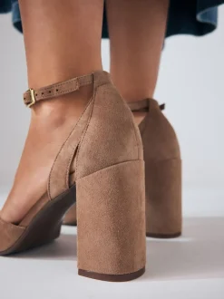Kameelkleurig suède - Leren schoenen met uitsnijding, T-bandje en blokhakken met ronde neus