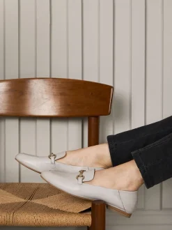 Kiezelkleurig crème - Mint Velvet Camille loafers van leer