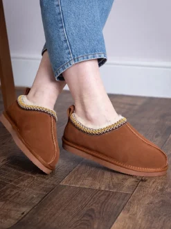 Lakeland Leather - Geborduurde pantoffelklompen met schapenvacht voor dames