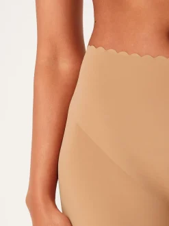 Licht beige - Buik- en dijcorrigerende slip met geschulpte rand
