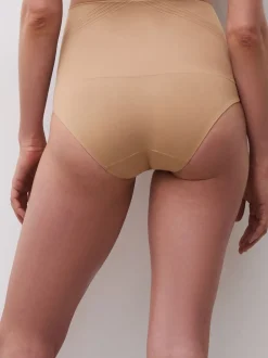 Licht beige - Chantelle gladde comfortabele licht-vormgevende slip met hoge taille
