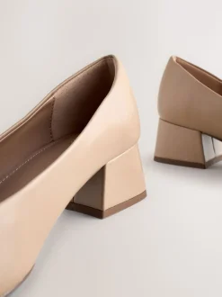 Licht beige - Forever Comfort® Toe Cap Low Block Court Heels
