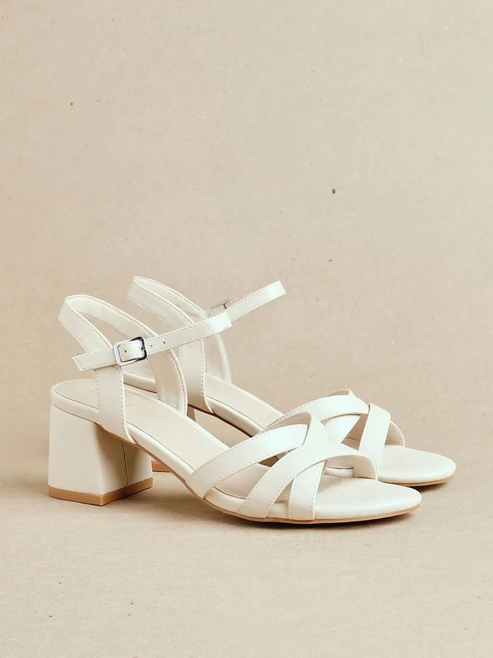 Licht beige - Linzi Flair sandalen met hak en kruisbandjes aan de voorkant