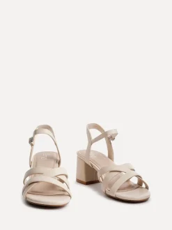 Licht beige - Linzi Flair sandalen met hak en kruisbandjes aan de voorkant
