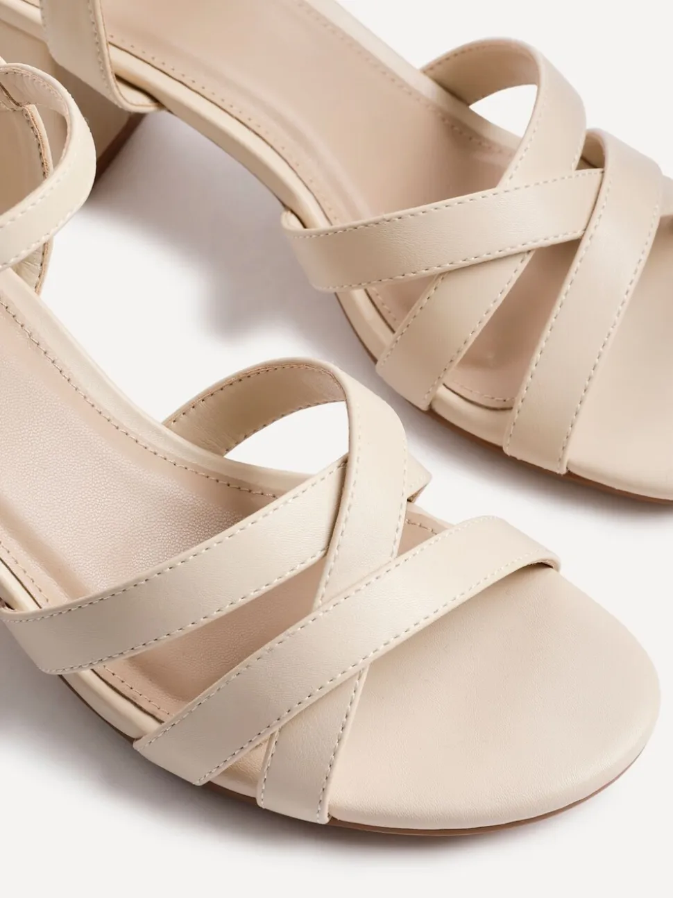 Licht beige - Linzi Flair sandalen met hak en kruisbandjes aan de voorkant