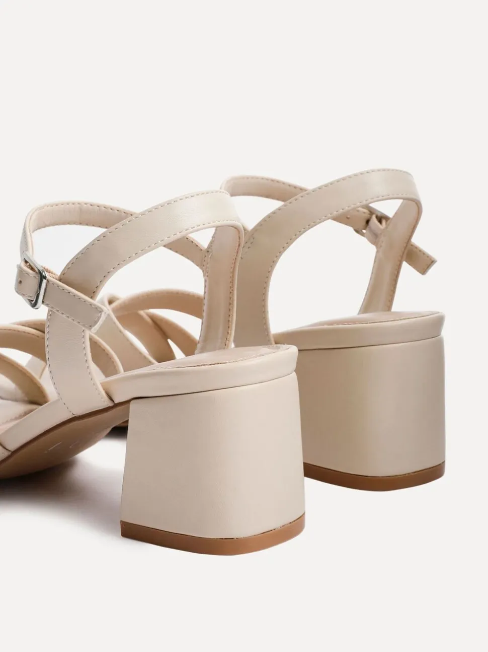 Licht beige - Linzi Flair sandalen met hak en kruisbandjes aan de voorkant