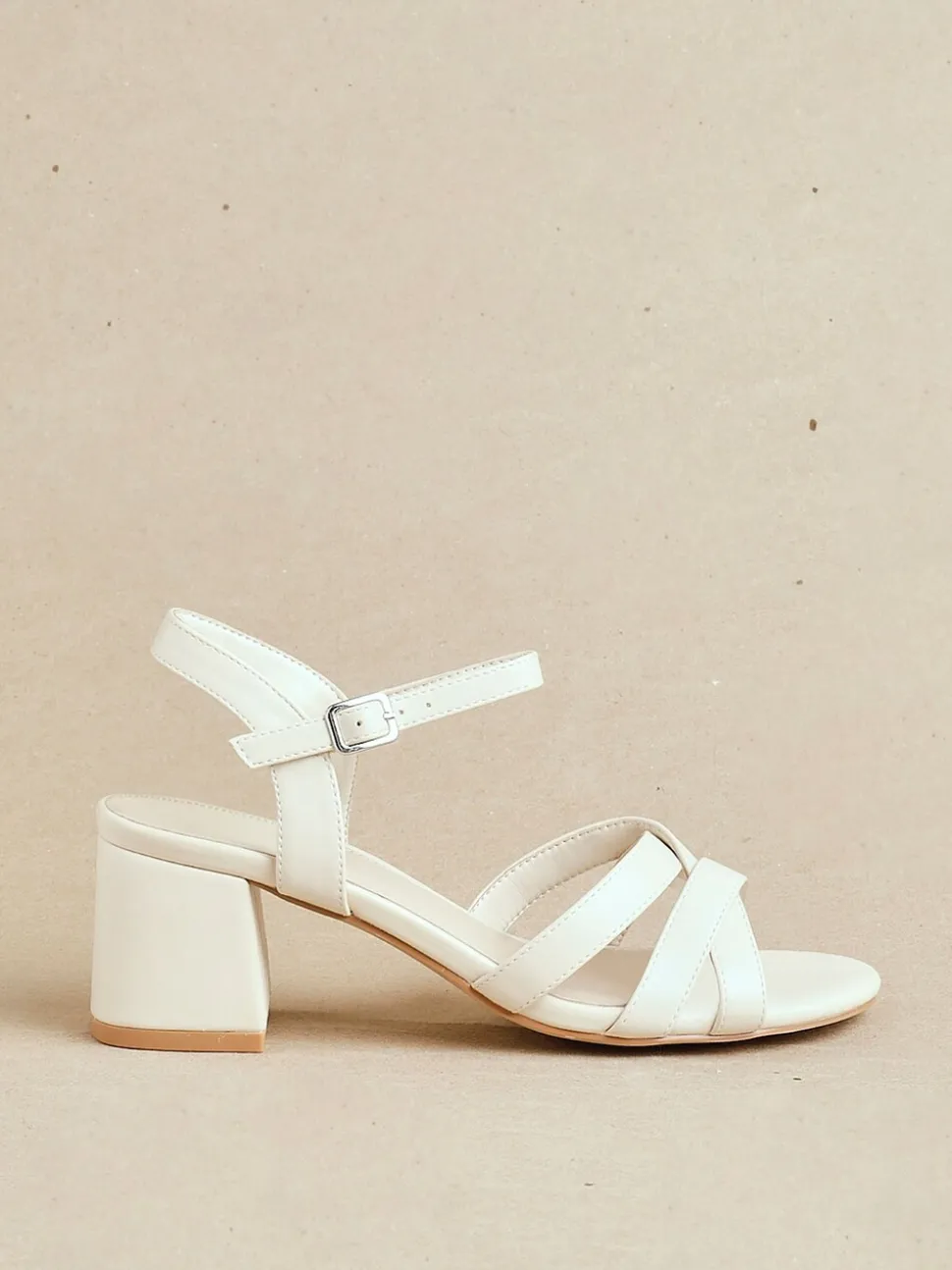 Licht beige - Linzi Flair sandalen met hak en kruisbandjes aan de voorkant