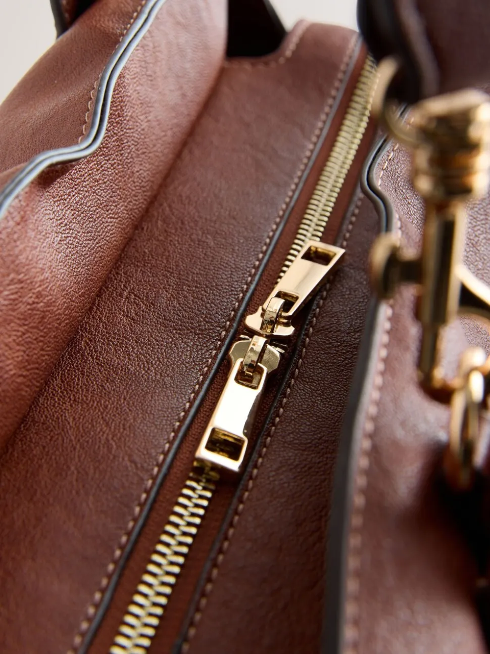 Lichtbruin - Grote shopper met bedeltjes