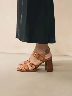 Lichtbruin - Sandalen met blokhak, bandjes en gesp
