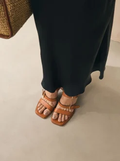Lichtbruin - Sandalen met blokhak, bandjes en gesp