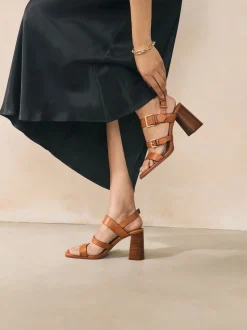 Lichtbruin - Sandalen met blokhak, bandjes en gesp
