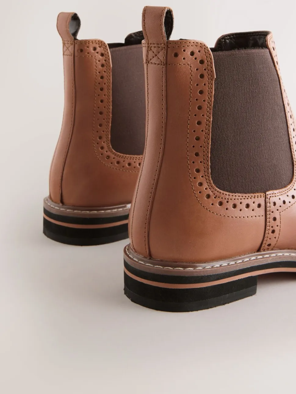 Lichtbruin leer - Forever Comfort® Brogue Detail Chelsea Boots