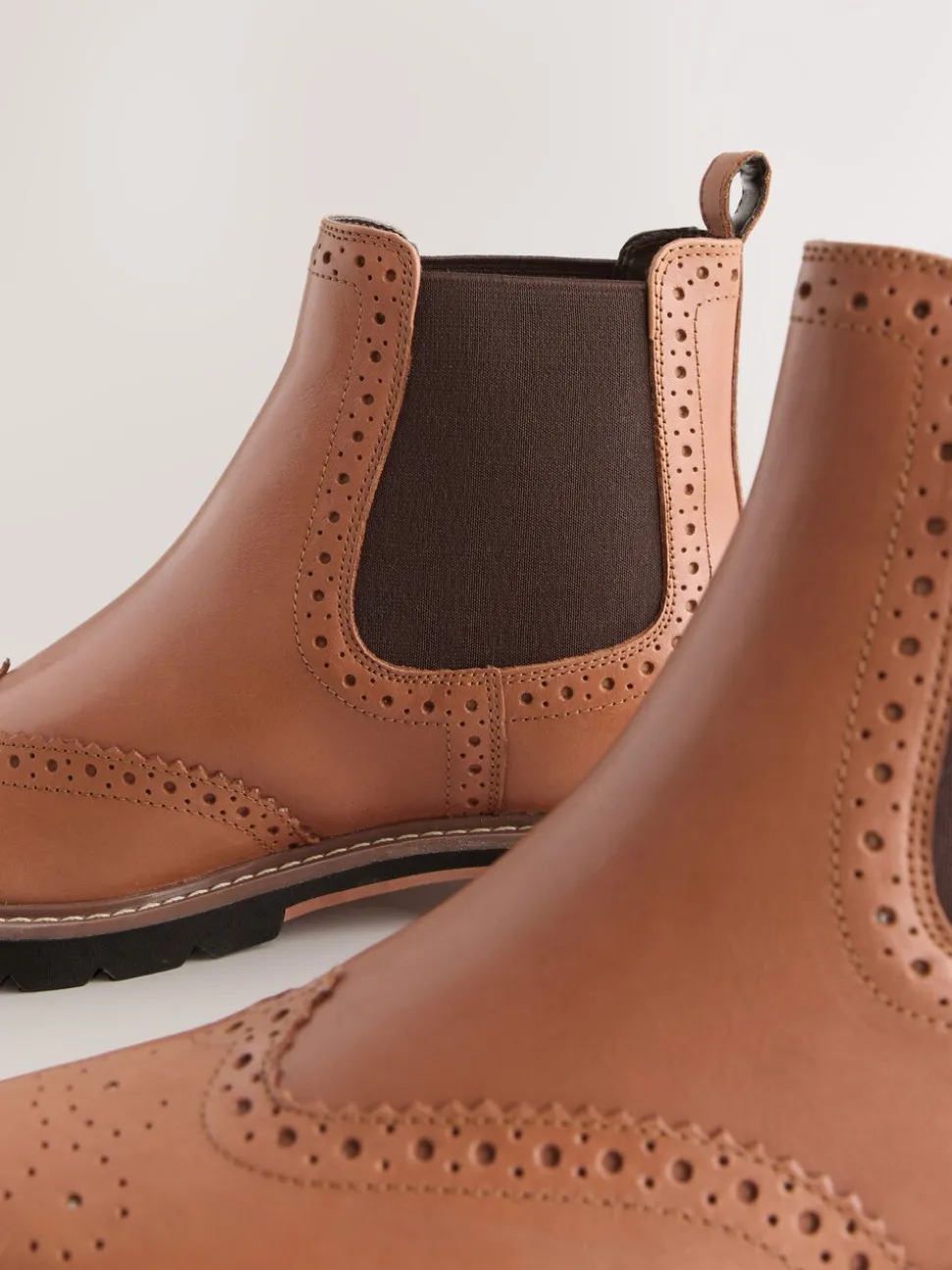 Lichtbruin leer - Forever Comfort® Brogue Detail Chelsea Boots