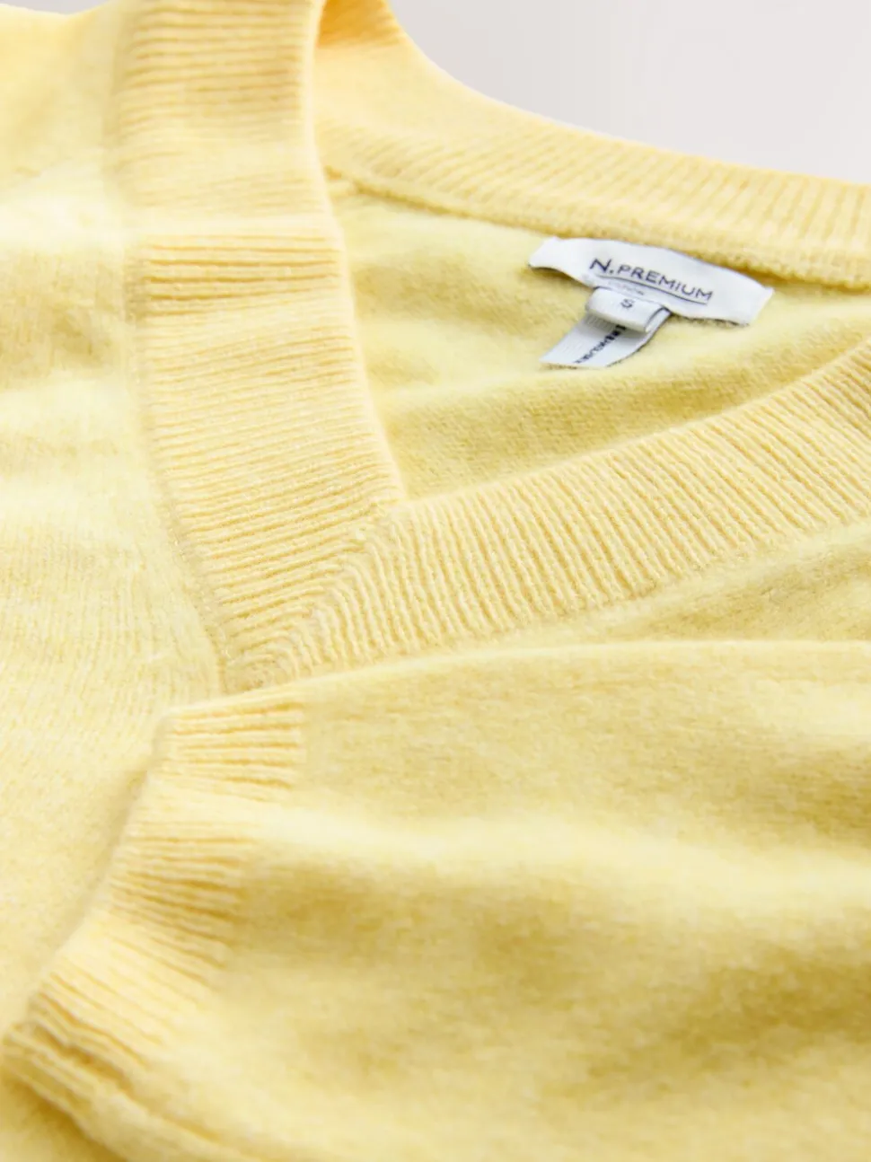 Lichtgeel - N.Premium 100% Merino Wool V-Neck Jumper
