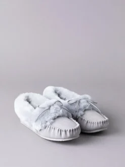 Lichtgrijs - Lakeland leren mocassins met schapenvacht voor dames