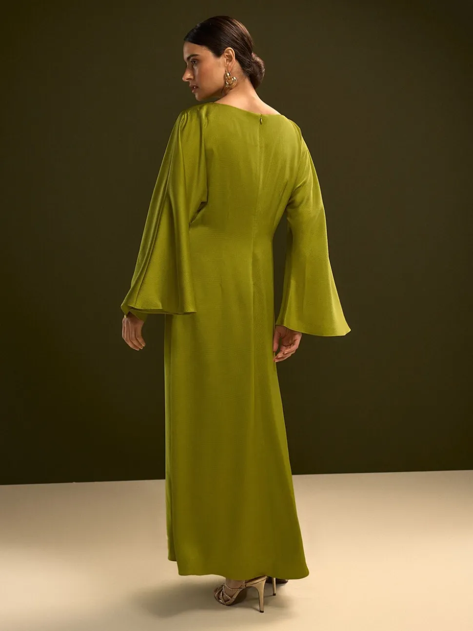 Limoengroen - Twist Front Long Sleeve Satin Maxi Dress