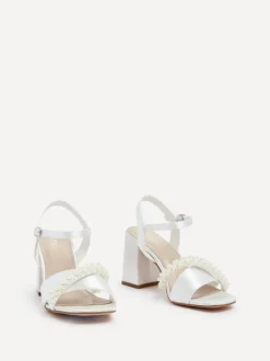 Linzi Bridal Iris blokhak met parel versierde teenriem