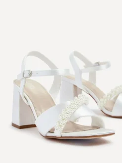 Linzi Bridal Iris blokhak met parel versierde teenriem