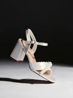 Linzi Bridal Iris blokhak met parel versierde teenriem