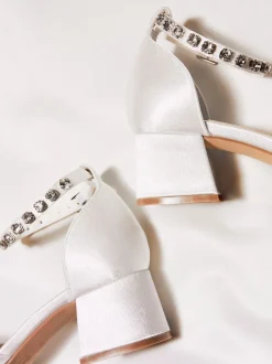 Linzi Bridal Jordanna pumps met lage blokhak en versierd enkelbandje