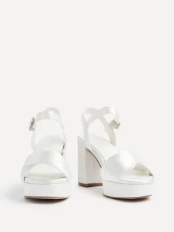Linzi Bridal Perola sandalen met gekruiste bandjes en plateauzool