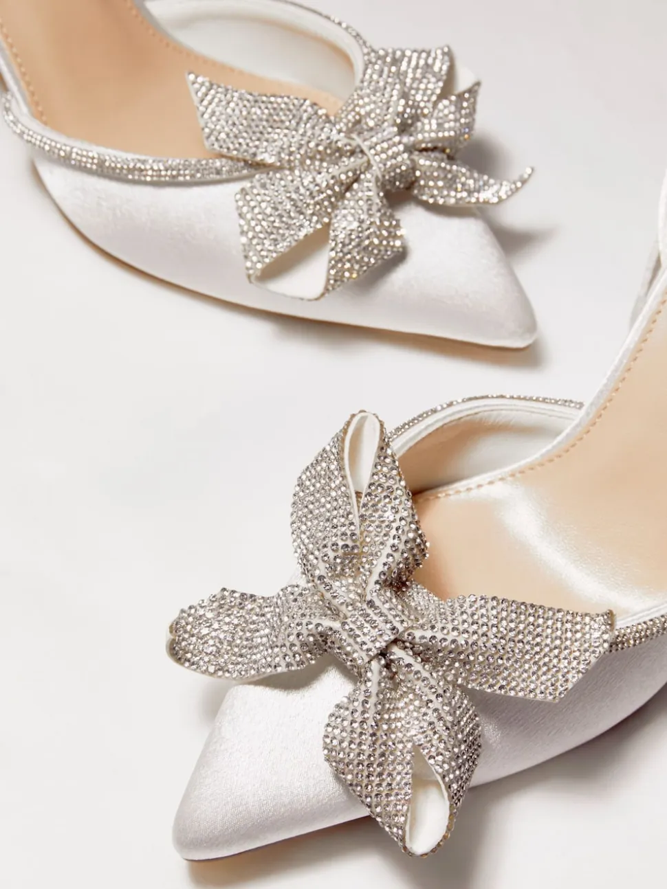 Linzi Bruidskleding Angela Satijn Diamante Strik detail pumps