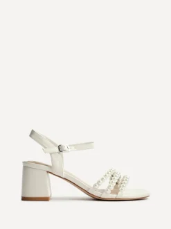 Linzi Perla sandalen met hak en parelbandjes