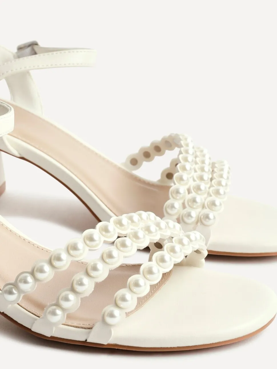Linzi Perla sandalen met hak en parelbandjes