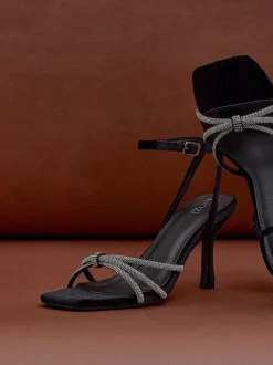 Linzi Polly stilettohak sandalen met diamanté knoopdetail