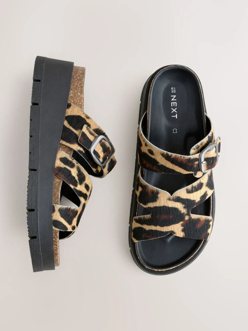 Luipaardprint - Leren sandalen met bandjes en gespdetail