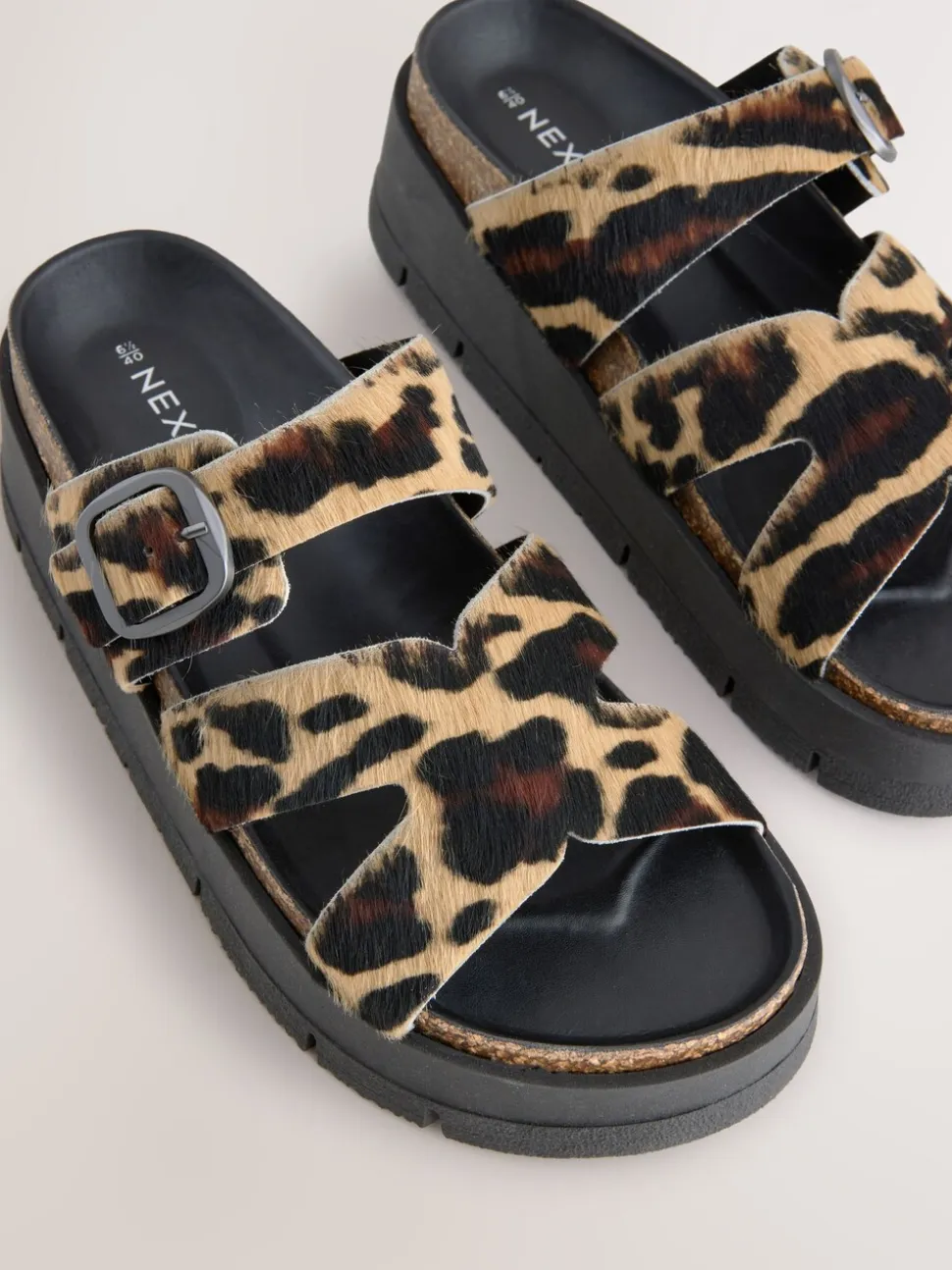 Luipaardprint - Leren sandalen met bandjes en gespdetail
