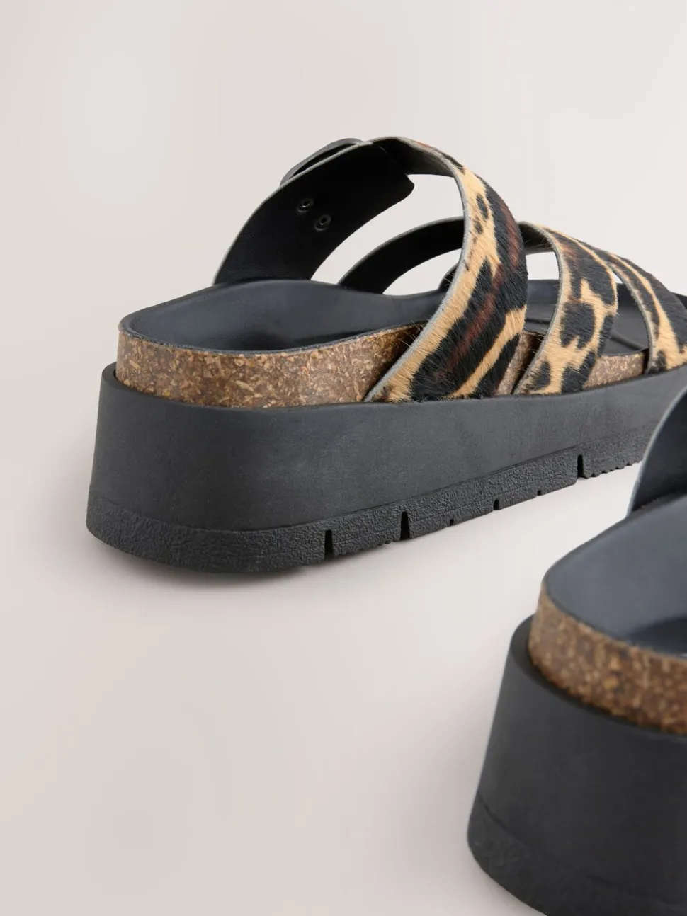 Luipaardprint - Leren sandalen met bandjes en gespdetail