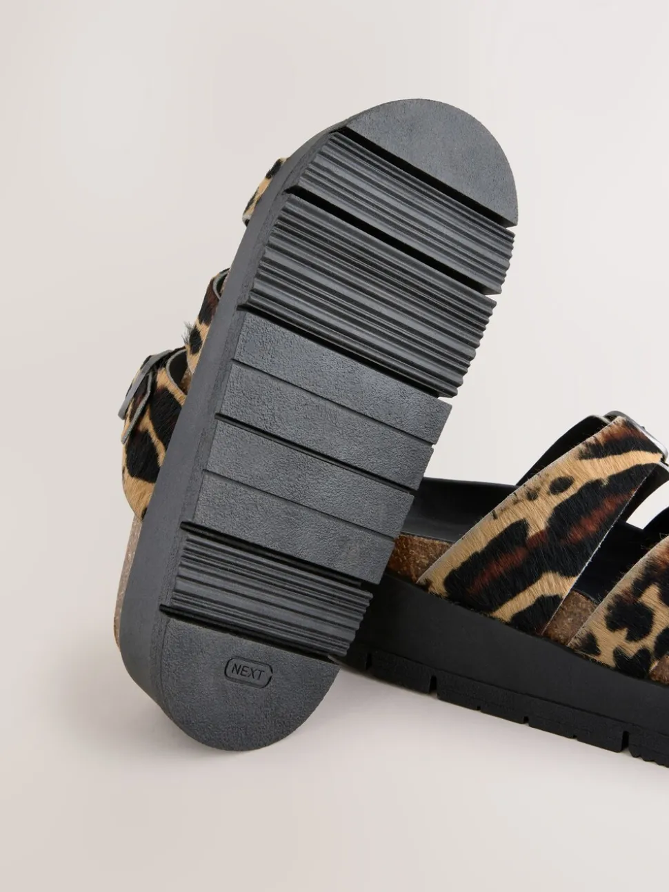 Luipaardprint - Leren sandalen met bandjes en gespdetail