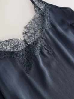 Marineblauw - Camitop met kant en smalle bandjes